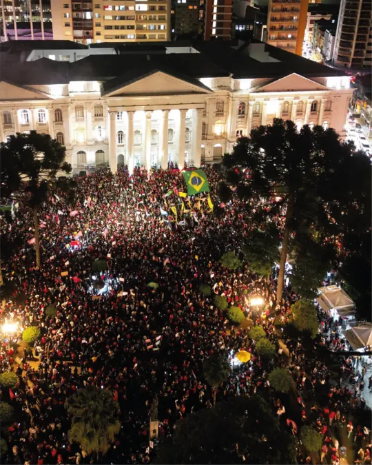 Multidão na praça
